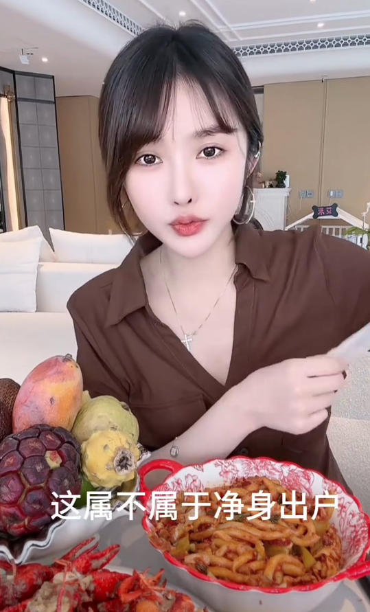 沈曼自曝一年打百针玻尿酸,挣得钱全在脸上!可乐前妻次惑小仙女自曝离婚净身出户?(图4)