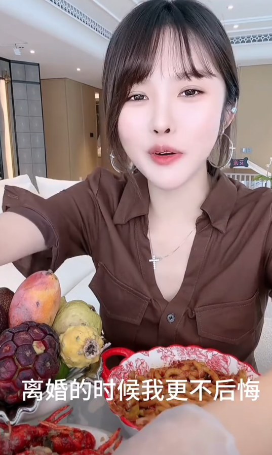 沈曼自曝一年打百针玻尿酸,挣得钱全在脸上!可乐前妻次惑小仙女自曝离婚净身出户?(图5)