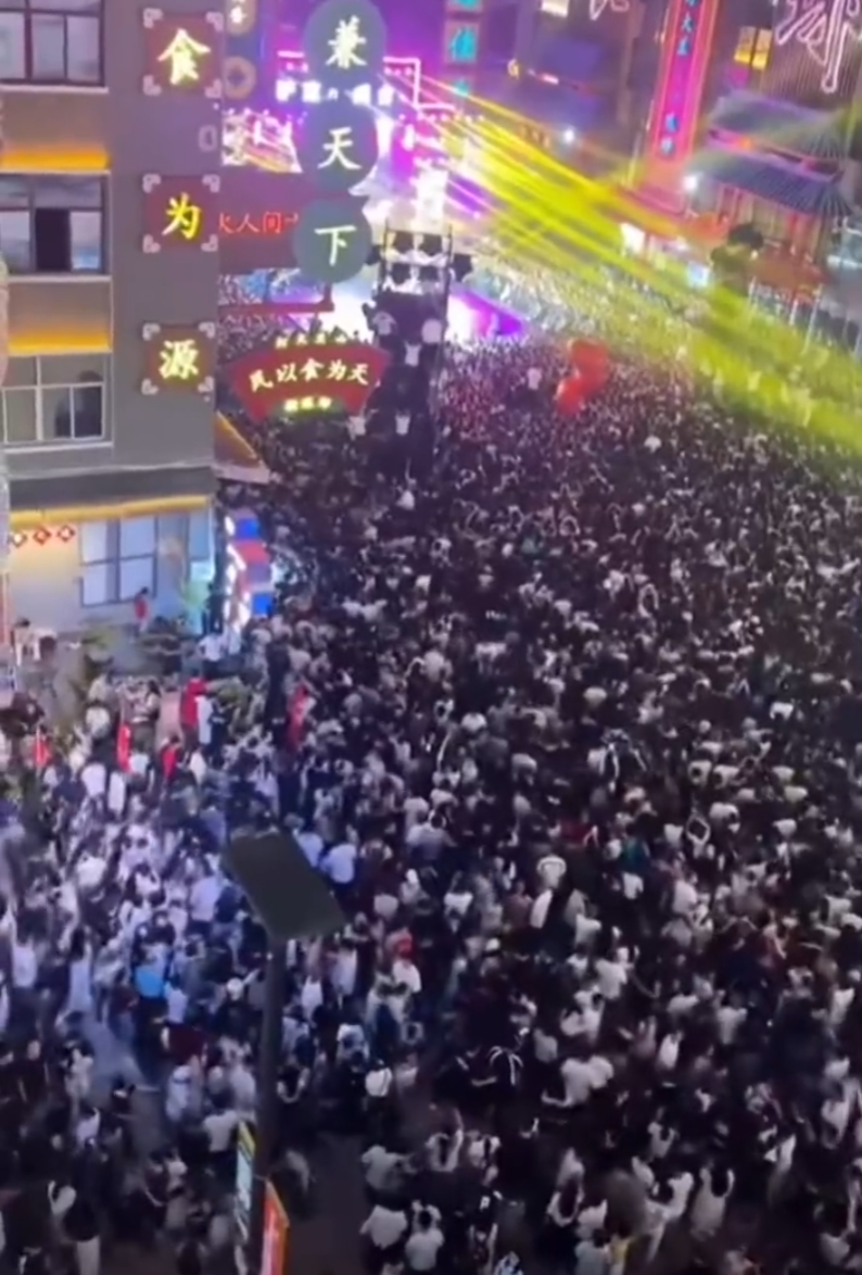 韩安冉前男友首曝分手内幕:业绩不达标被“优化”?二驴大舞台首秀因人流爆棚紧急关播(图4)