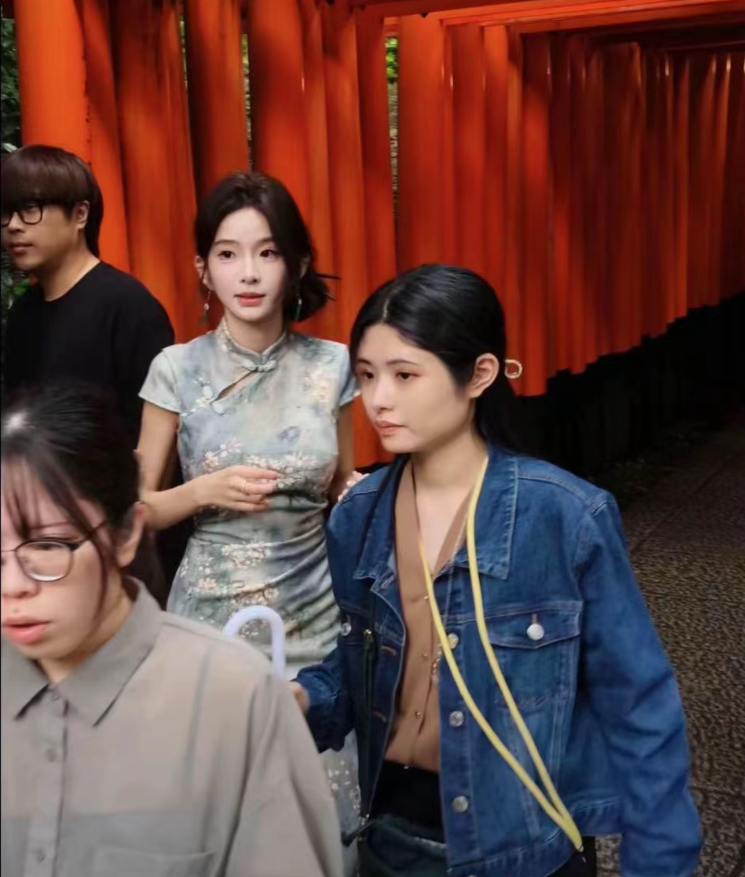 卢本伟新女友曝光?女网红“巴旦木”承认恋爱,绝口不提那个男人(图5)