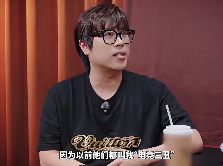 “全体起立”要回来了?卢本伟接受专访出镜,斗鱼三幻神再度聚首(图6)
