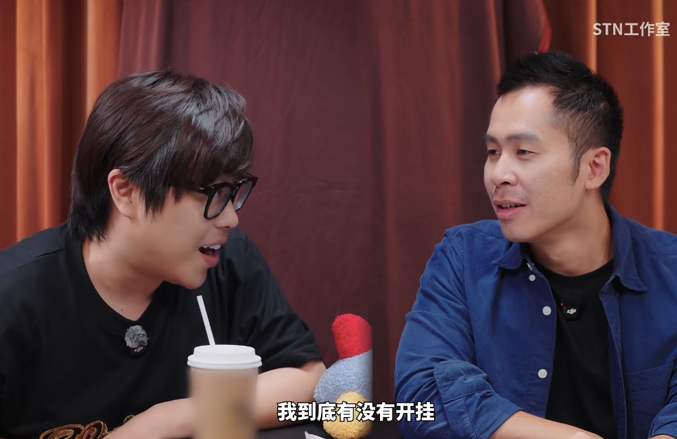 “全体起立”要回来了?卢本伟接受专访出镜,斗鱼三幻神再度聚首(图7)