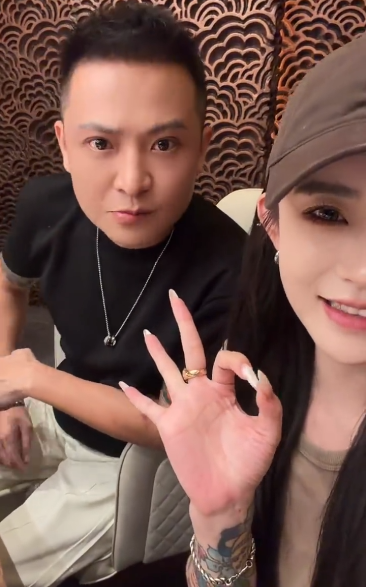 驴姐吐槽二子爷整容:兄弟变“二妹妹”?方丈吐槽自家粉丝“太寒酸”:拿不出手(图1)
