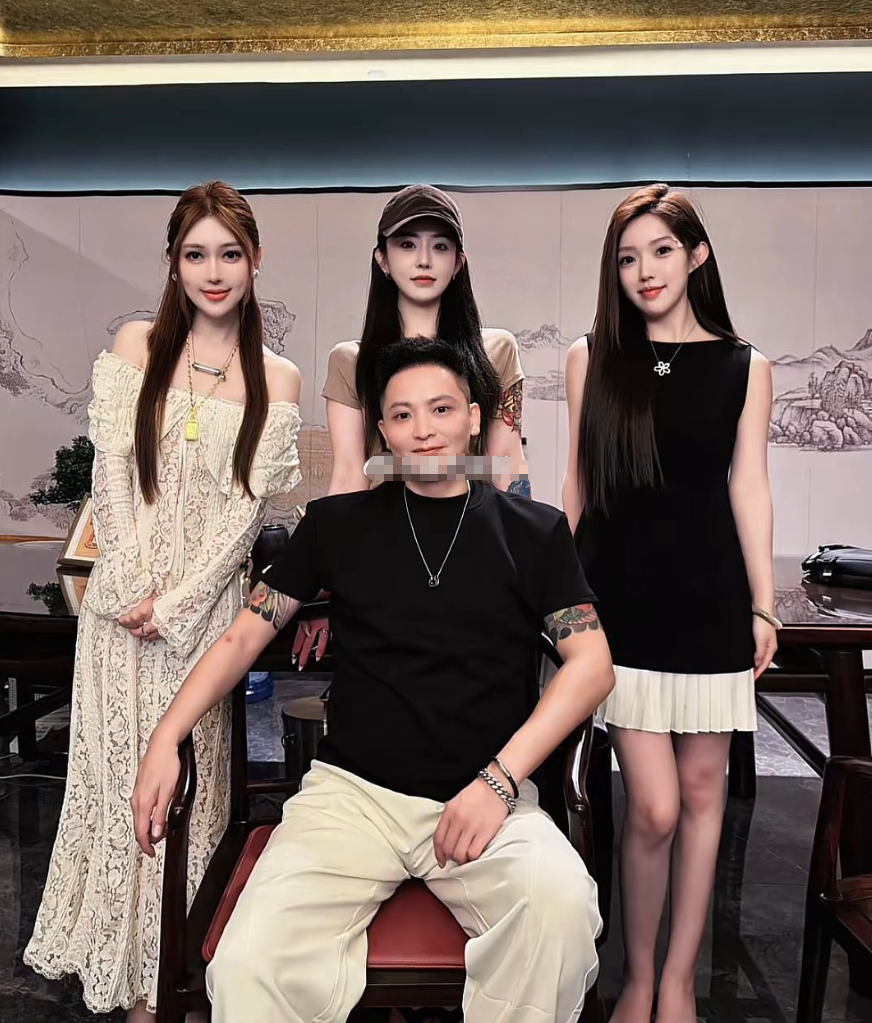 驴姐吐槽二子爷整容:兄弟变“二妹妹”?方丈吐槽自家粉丝“太寒酸”:拿不出手(图3)