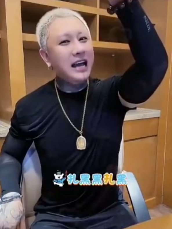 驴姐吐槽二子爷整容:兄弟变“二妹妹”?方丈吐槽自家粉丝“太寒酸”:拿不出手(图5)