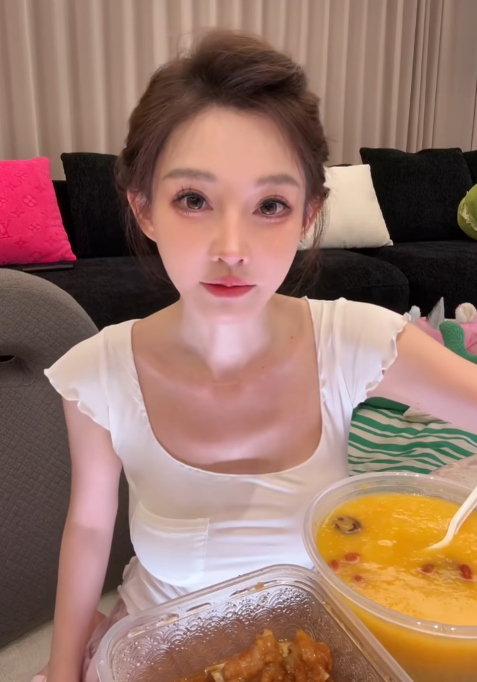 二驴回应JLV大舞台几天就得黄:每天开机费15万,冯提莫自曝想拍AI短剧(图4)