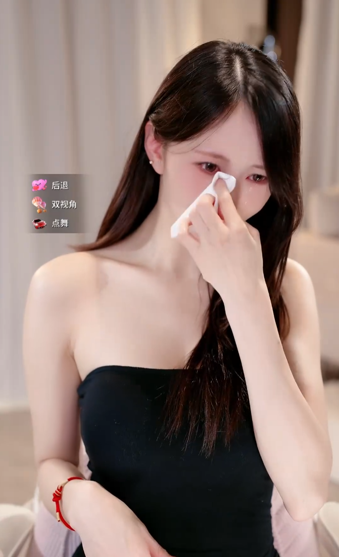 被骂10分钟哭了3小时?小小玉酱泪崩,被男主播当众羞辱还不了口(图3)