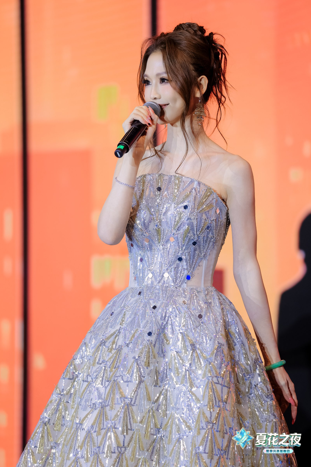 2026YY夏季头条答谢会,美女主播红毯斗艳青岛,颜值才艺双炸场(图4)