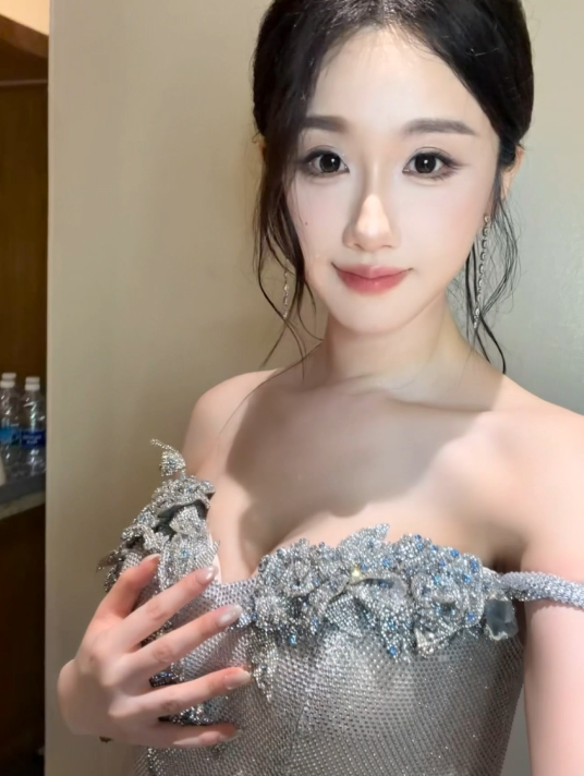 轩子巨2兔酒店换衣忘关镜头,老艺术家险些翻车,画面全程被直播(图1)
