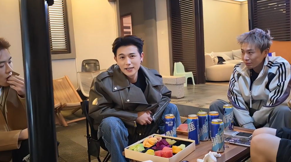 “小酷没接遭吐槽!童锦程叫阵小酷刷100万!突然取消吐槽大会!弹幕骂声一片!”(图1) “小酷没接遭吐槽!童锦程叫阵小酷刷100万!突然取消吐槽大会!弹幕骂声一片!”(图1)